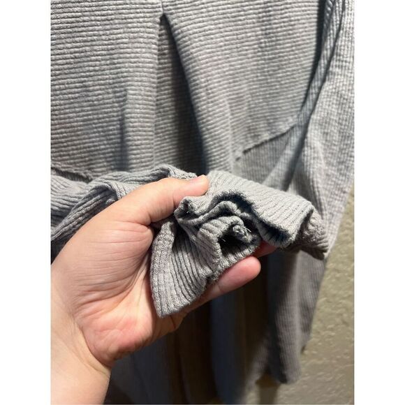 We The Free Grey Long Sleeve Top Woman’s Size Small Free People - Picture 16 of 16